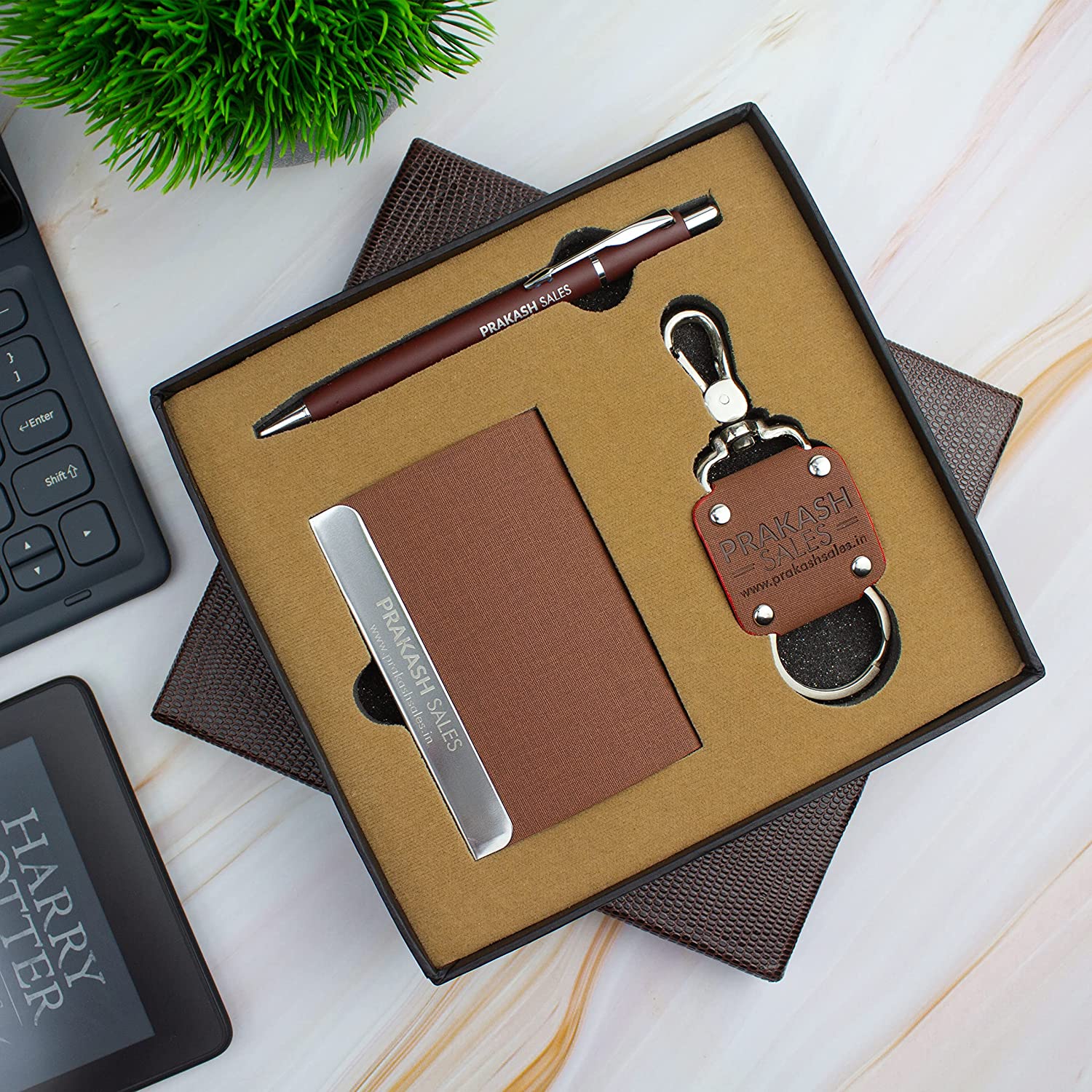 Rusteloos strijd excuus Prakash Sales 3 in 1 Combo set comes with Hook Keychain,Cardholder & Ball Pen  Gift Set (Brown) Buy Online